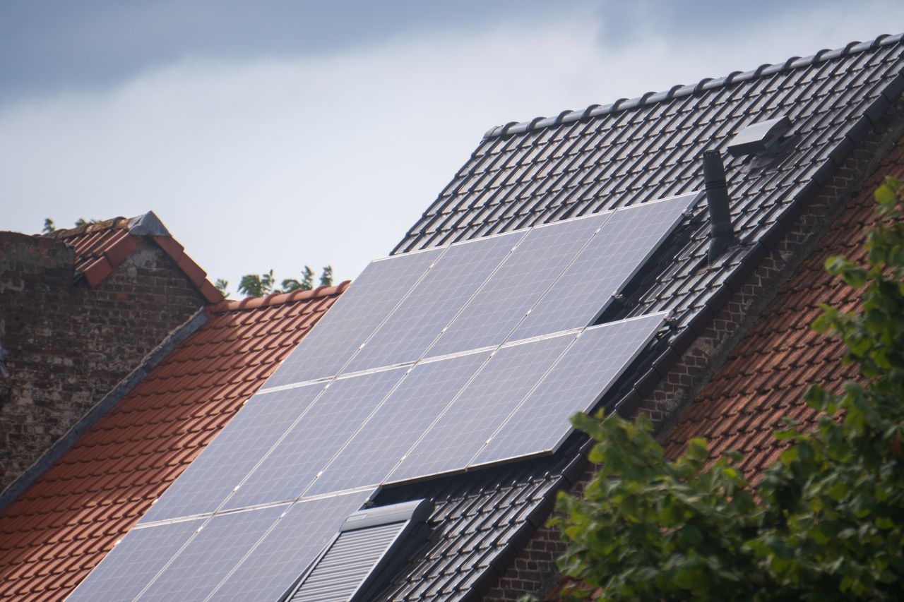 services-01 Solar panels installed on a residential rooftop, showcasing eco-friendly renewable energy solutions.
